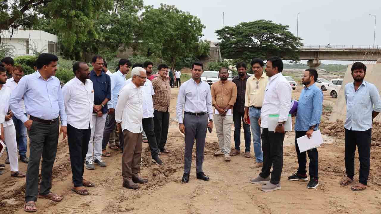రిటైనింగ్‌ వాల్‌ పనుల్లో వేగం పెంచండి