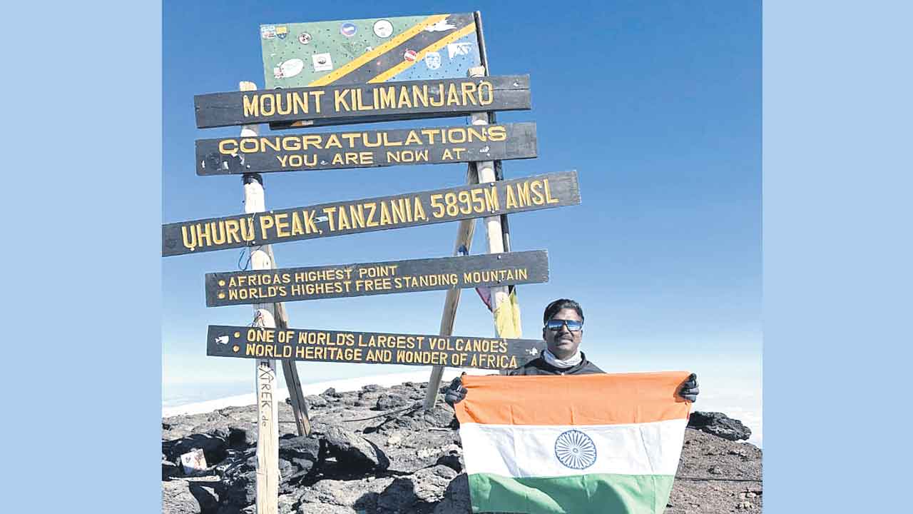 ‘కిలిమంజారో’ను అధిరోహించిన నిర్మల్‌ వాసి