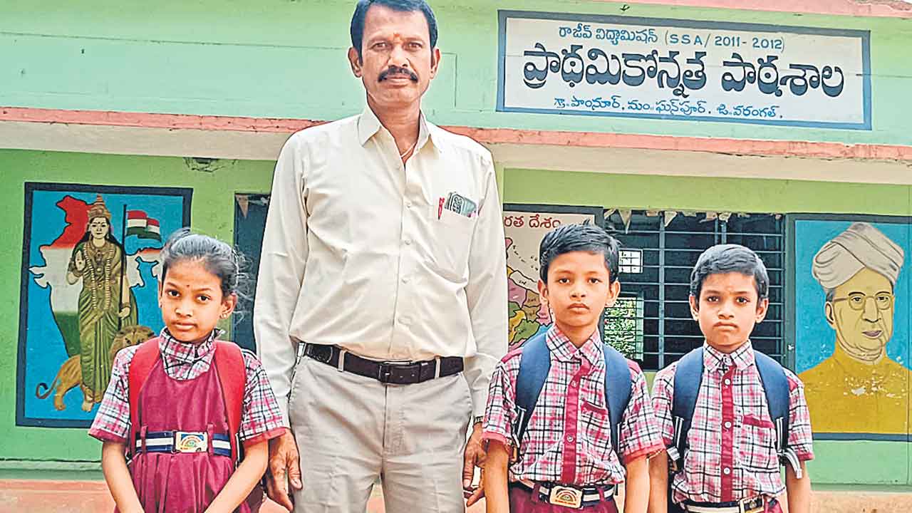 ఈ ఉపాధ్యాయుడు అందరికీ ఆదర్శం.. తన ముగ్గురు పిల్లలను సర్కార్‌ బడిలో చదివిస్తున్న స్కూల్‌ అసిస్టెంట్‌