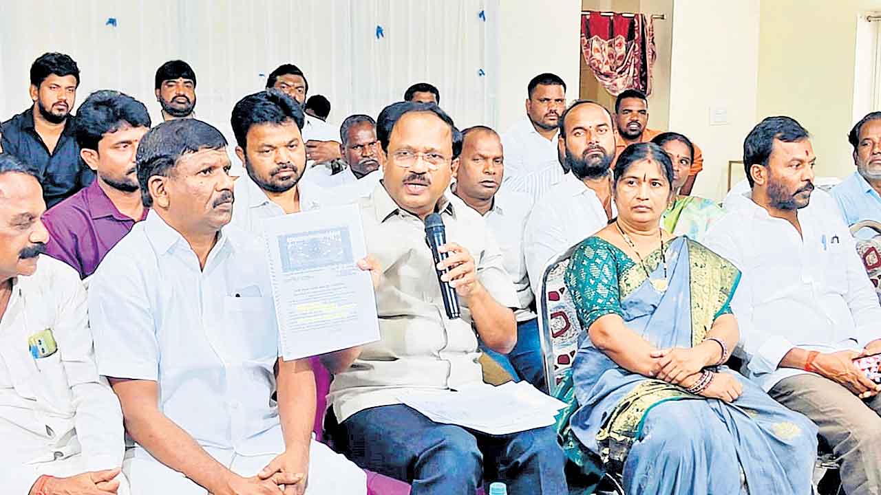 అక్రమాలకు అడ్డాగా జడ్చర్ల.. రంగారెడ్డిగూడ ఆలయ భూములపై శ్వేతపత్రం విడుదల చేయాలి : లక్ష్మారెడ్డి