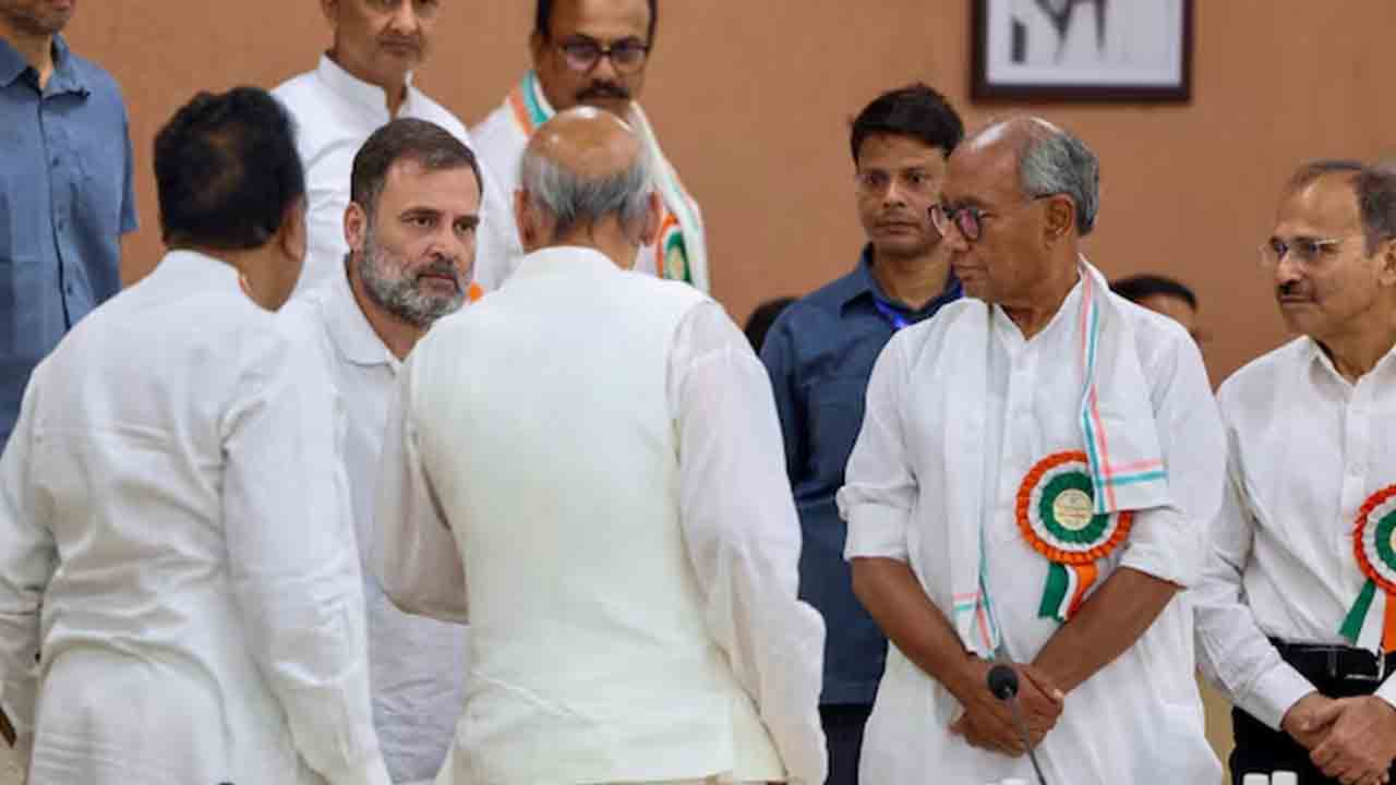 దిగ్విజయ్‌ సోదరుడిపై కాంగ్రెస్‌ వేటు