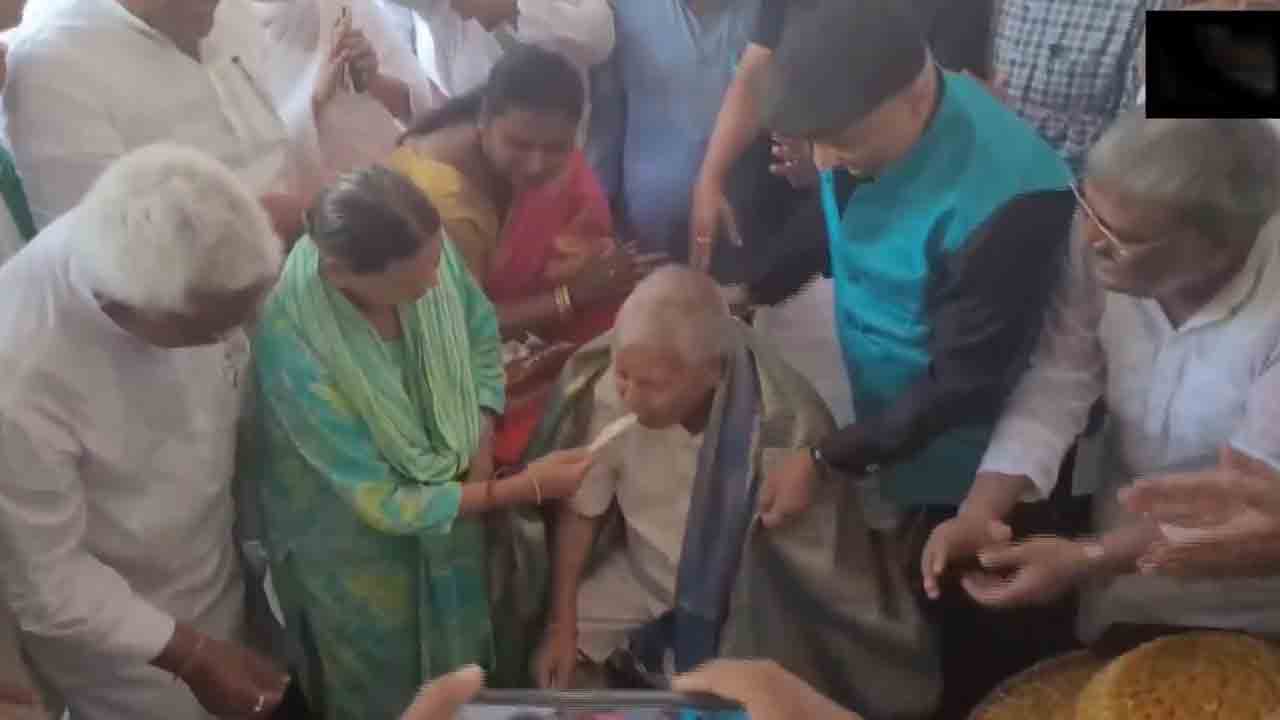 RJD chief | లాలూ యాదవ్‌ 78వ జన్మదిన వేడుకలు.. కేక్‌ తినిపించిన రబ్రీదేవి.. Video