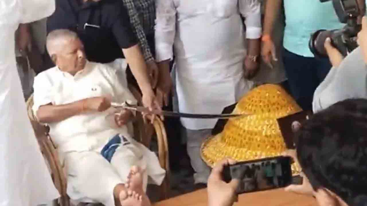 Lalu Prasad Yadav | 78వ పుట్టిన రోజున.. 78 కిలోల లడ్డూ కేక్‌ను కత్తితో కట్‌ చేసిన లాలూ