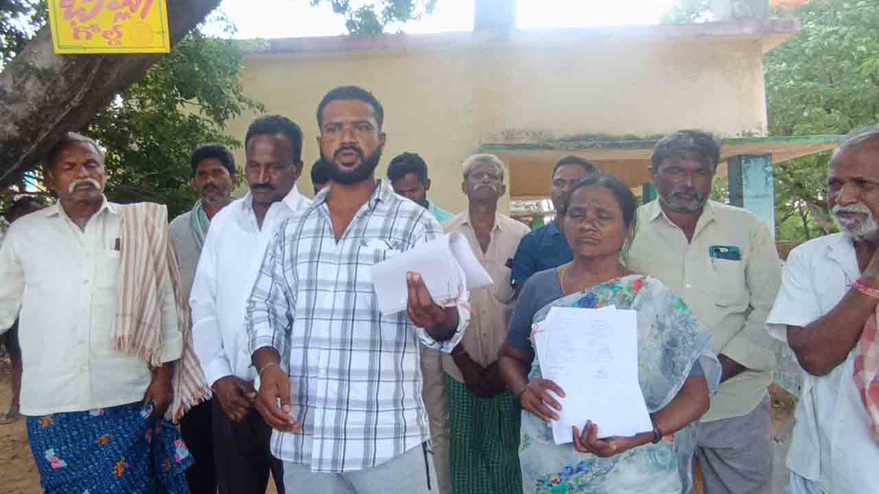 వారసత్వ భూమిలో వాటా రావాలి.. మీడియాకు చెప్పుకున్న బాధితులు