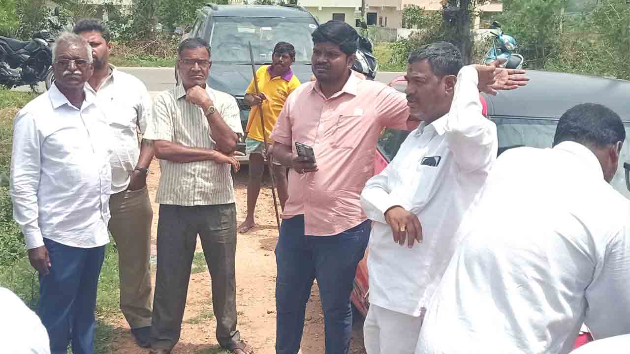 Land issue | సర్వేతో వివాదాస్పద భూ సమస్యకు పరిష్కారం