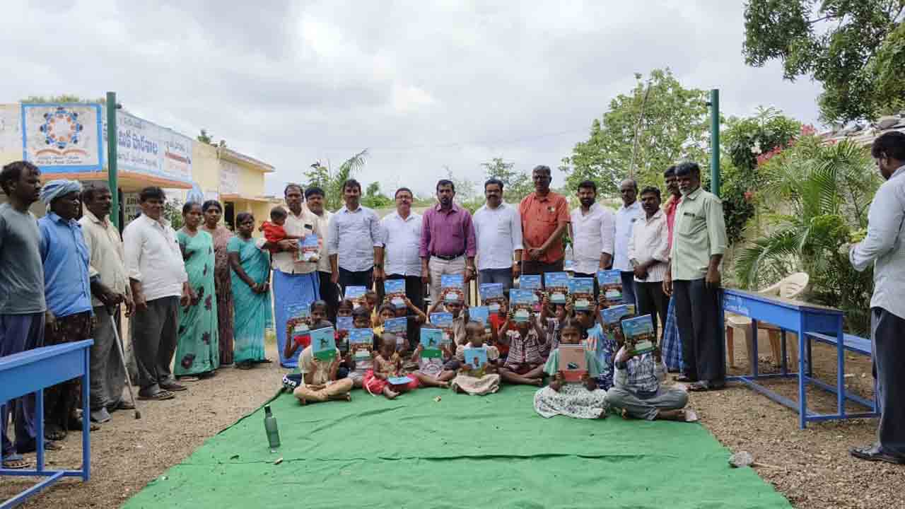 పేద విద్యార్థులను ఆదుకునేందుకు దాతలు ముందుకు రావాలి : MEO లక్ష్మణ్‌ నాయక్‌