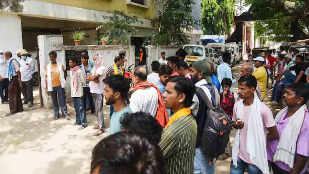 victim Left waiting in ambulance | ఆసుపత్రి బయట అంబులెన్స్‌లో.. గంటలపాటు వేచి   ఉన్న అత్యాచార బాధితురాలు, మృతి