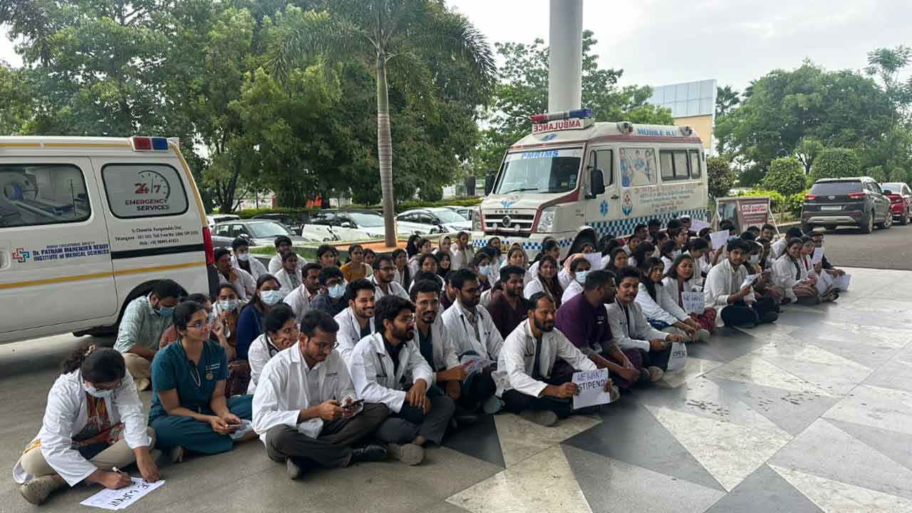 మూడు నెల‌లుగా స్టైఫండ్ ఇవ్వ‌డం లేదని.. మ‌హేంద‌ర్ రెడ్డి మెడిక‌ల్ కాలేజీలో విద్యార్థుల ధ‌ర్నా