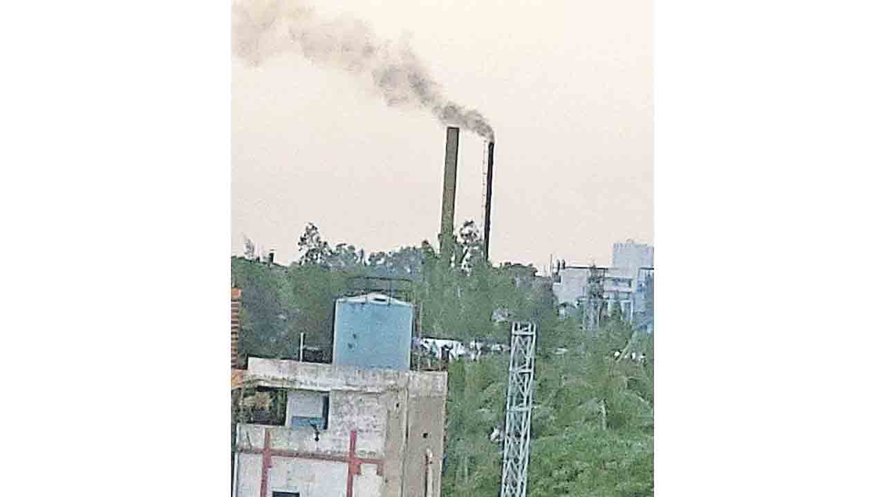 విష వాయువుల విడుదలతో ఆందోళన