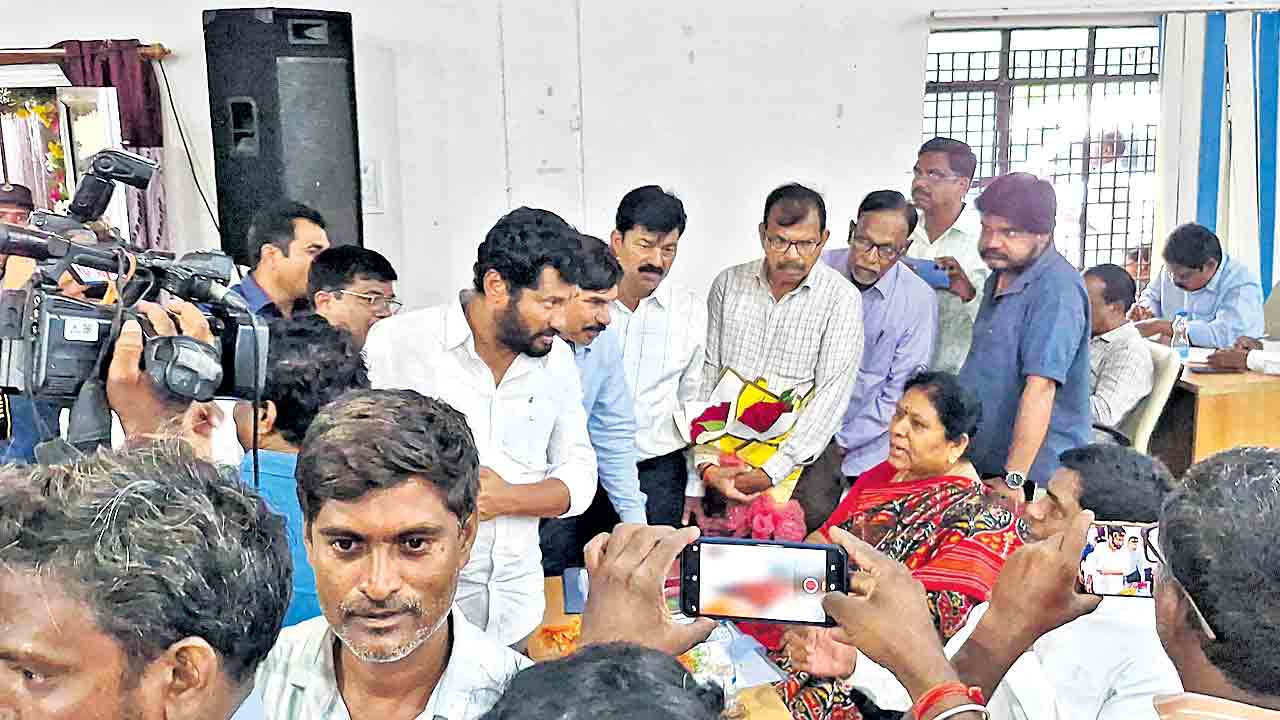 ఆదిలాబాద్లో మహిళా ఎమ్మెల్యేకు అగౌరవం