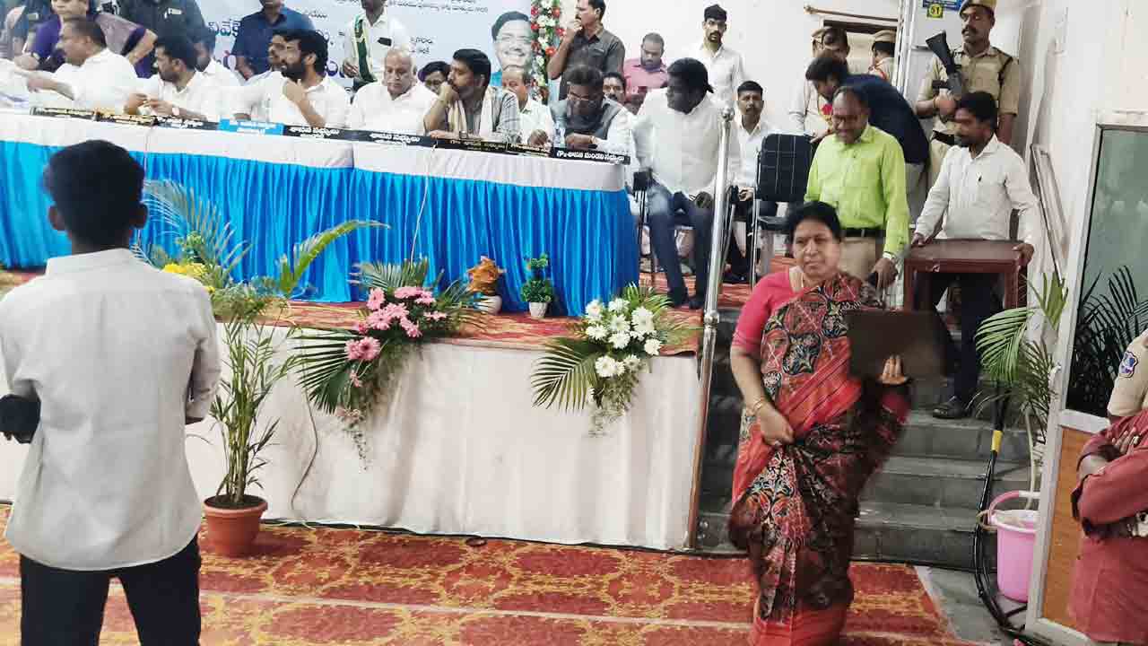 Women MLA | అధికారుల సమావేశంలో మహిళా ఎమ్మెల్యేకు దక్కని గౌరవం