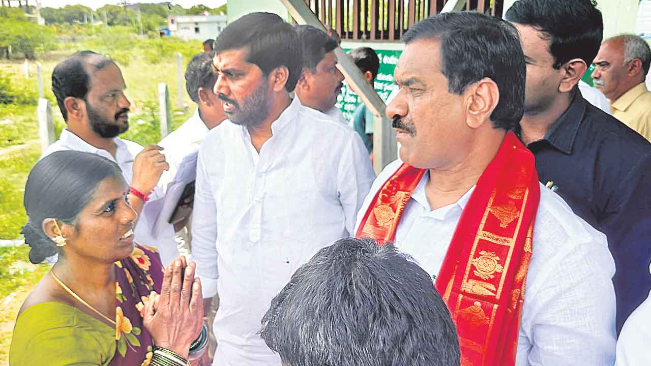 రుణమాఫీపై ఎమ్మెల్యే నిలదీత.. మల్‌రెడ్డిని ప్రశ్నించిన రైతులు