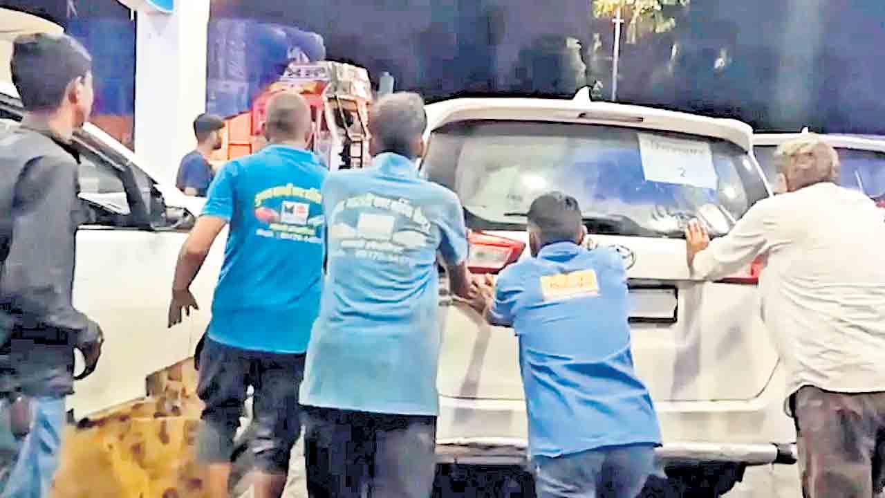 మధ్యప్రదేశ్‌ సీఎం కాన్వాయ్‌కు కల్తీ సెగ.. 19 వాహనాలు బ్రేక్‌డౌన్‌