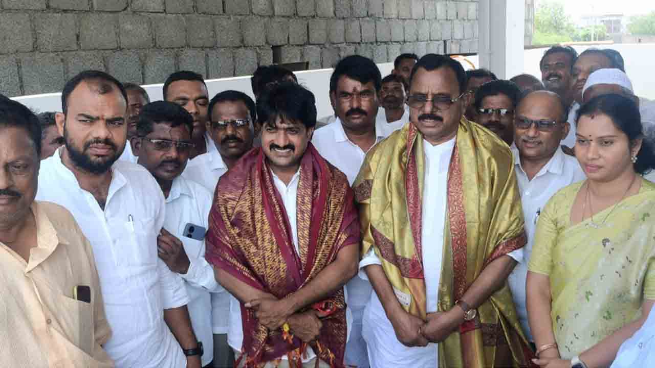 కంచె చేను మేసినట్టుంది..