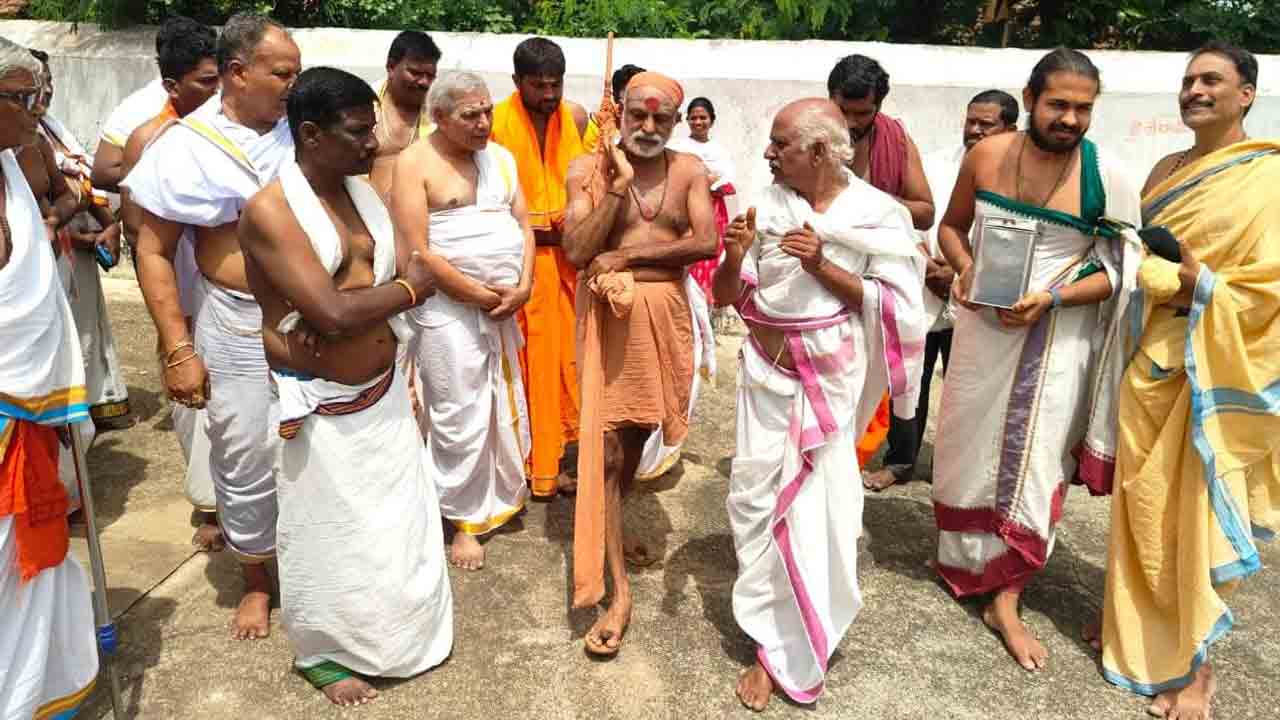 సమాజంలో ప్రతి ఒక్కరూ భక్తిబావం కలిగి ఉండాలి : మాధవానంద సరస్వతి