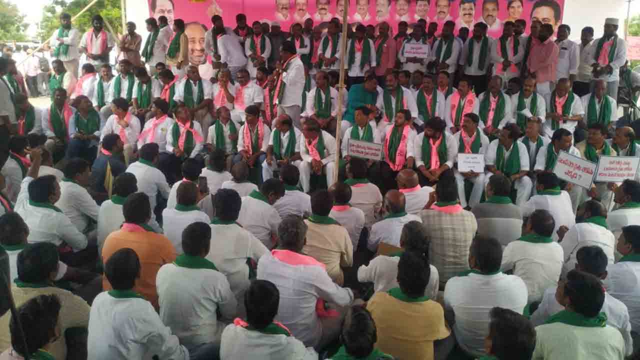 రైతులందరికీ రైతుబంధు డబ్బులివ్వాలి.. జిన్నారంలో రైతుల మహాధర్నా