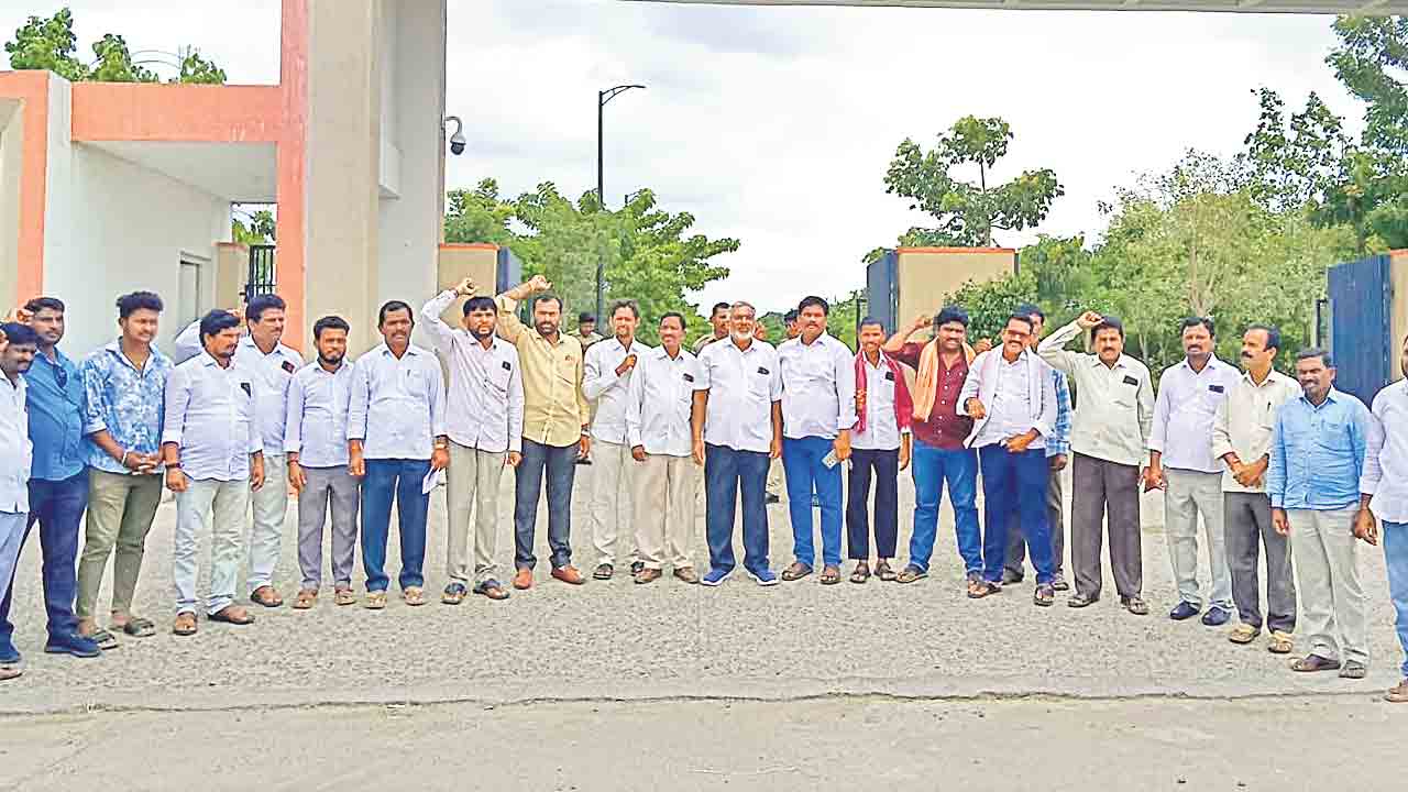 పెండింగ్‌ బిల్లులు వెంటనే విడుదల చేయాలి