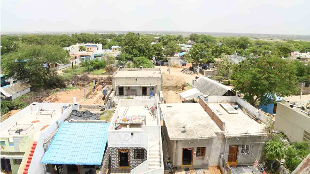 భయం నీడలో..