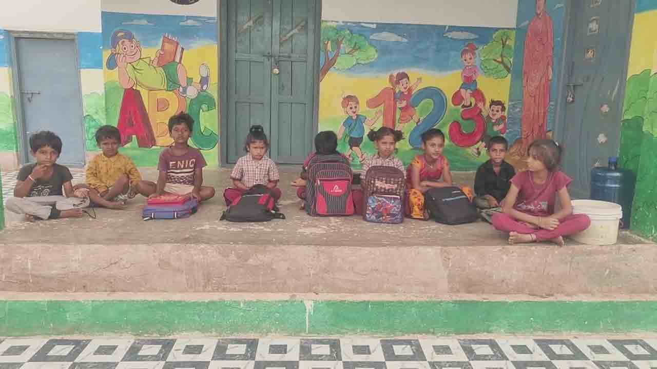 బస్సొస్తేనే బడి