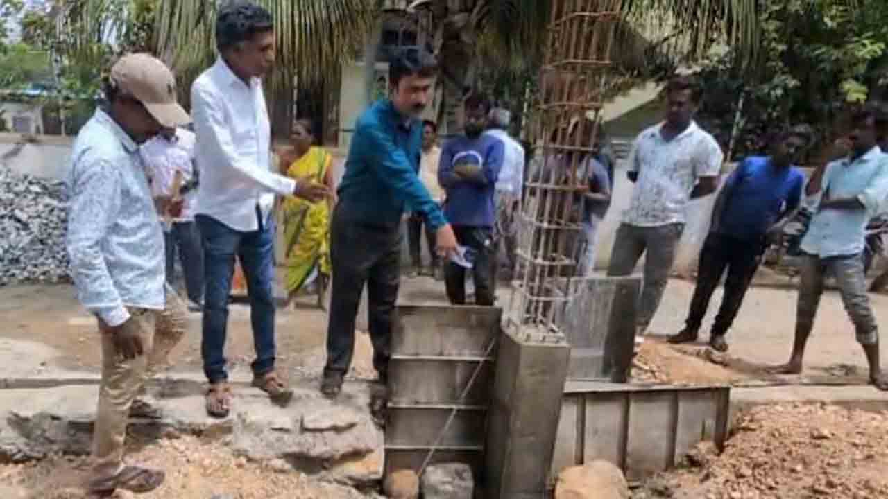 అక్రమ నిర్మాణాన్ని అడ్డుకున్న కమిషనర్‌