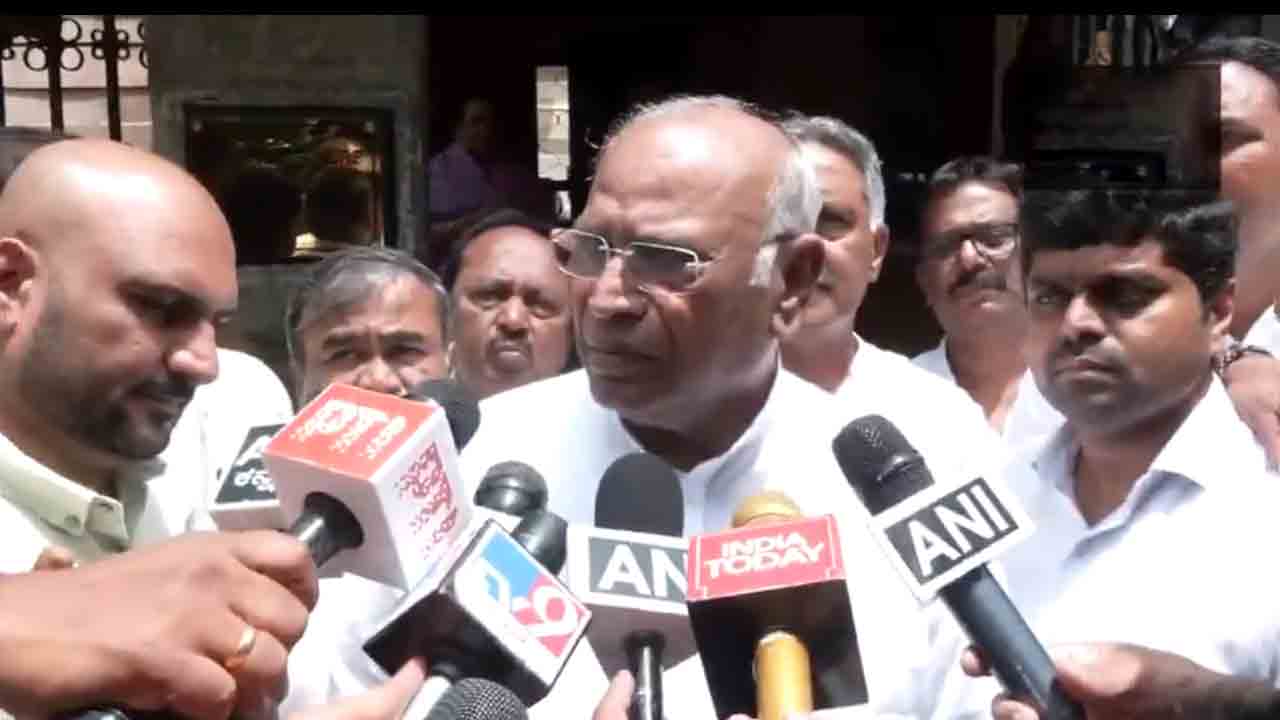 Mallikarjun Kharge | అది పార్టీ హైకమాండ్‌ చేతిలో ఉంది.. కర్ణాటకలో సీఎం మార్పుపై ఖర్గే