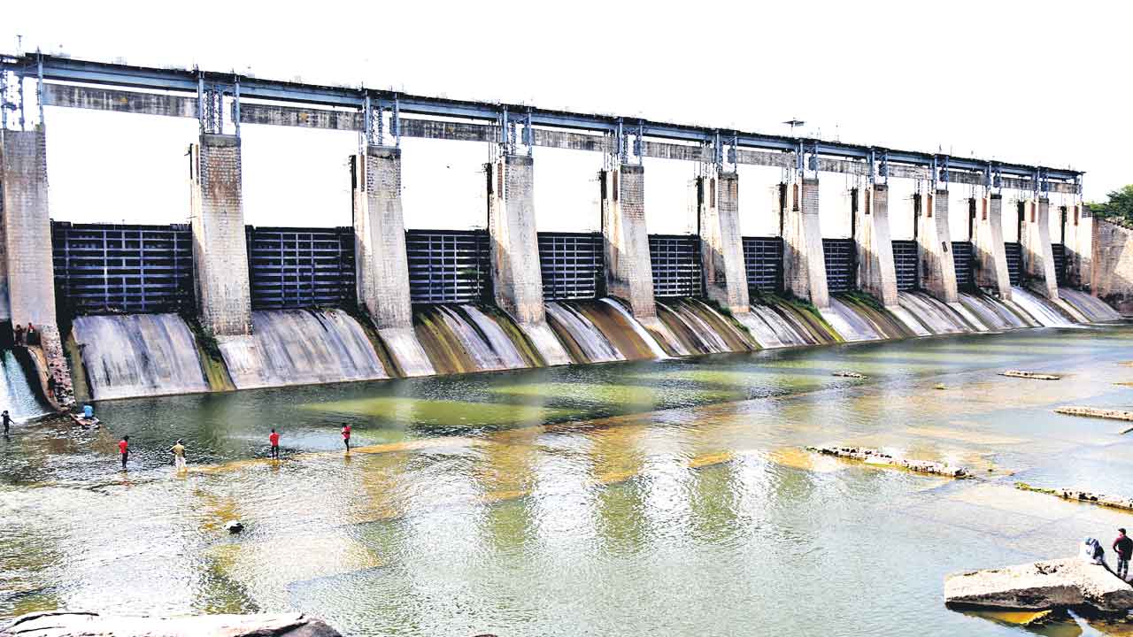 Irrigation Projects | నిన్న జూరాల.. నేడు మంజీర.. డ్యాముల్లో డ్యామేజీ