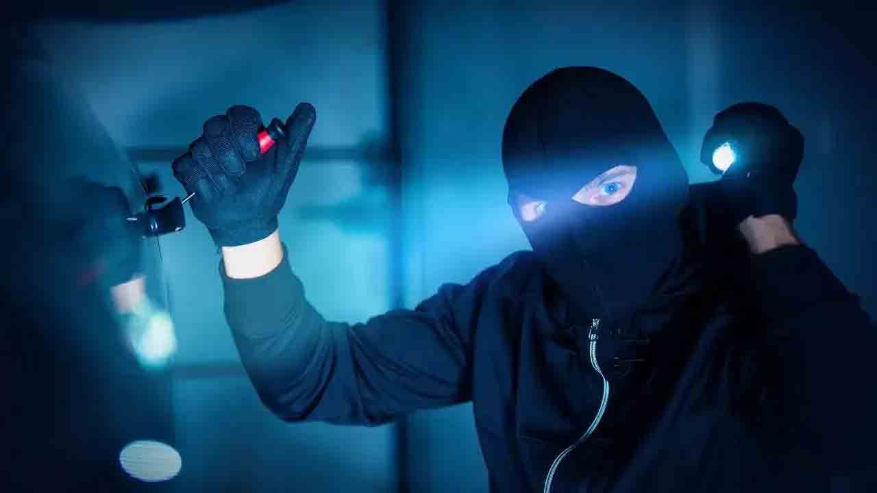 Manthani | మంథనిలో వరుస దొంగతనాలు.. బెంబేలెత్తిపోతున్న జనం