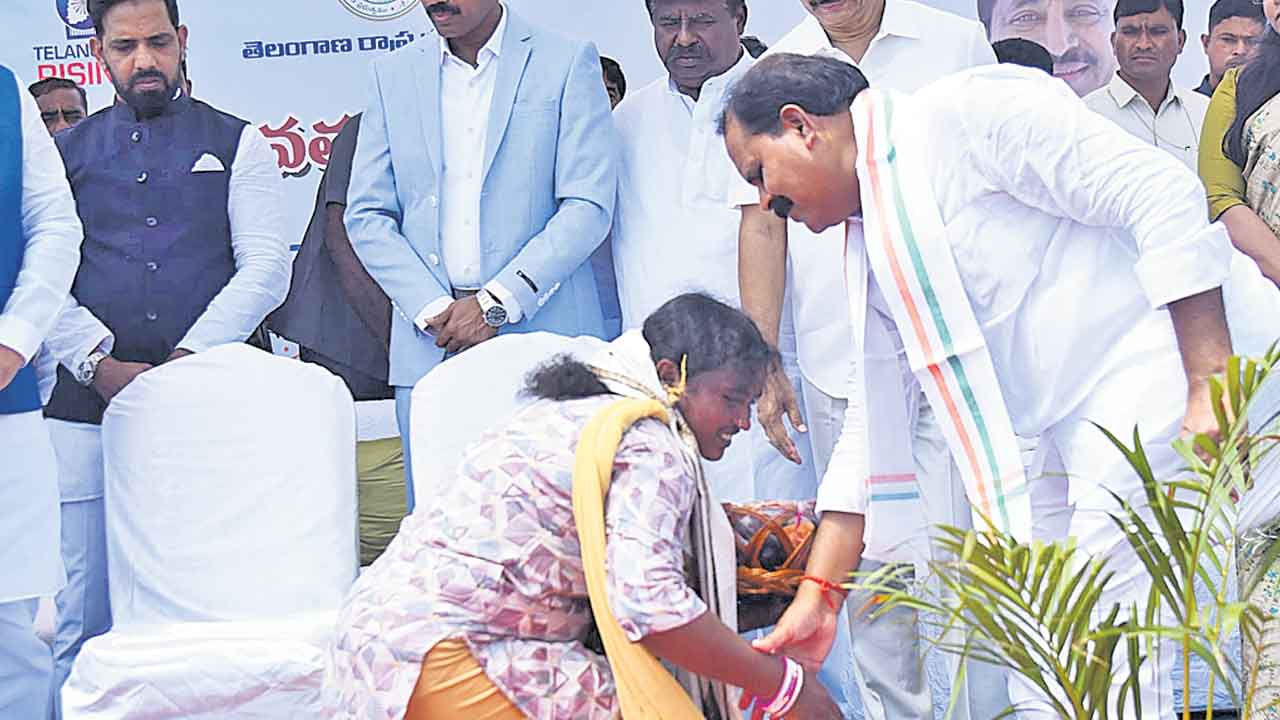 అవతరణ దినోత్సవం సాక్షిగా ఎమ్మెల్యేకు అమరవీరుల కుటుంబాల పాదాభివందనం