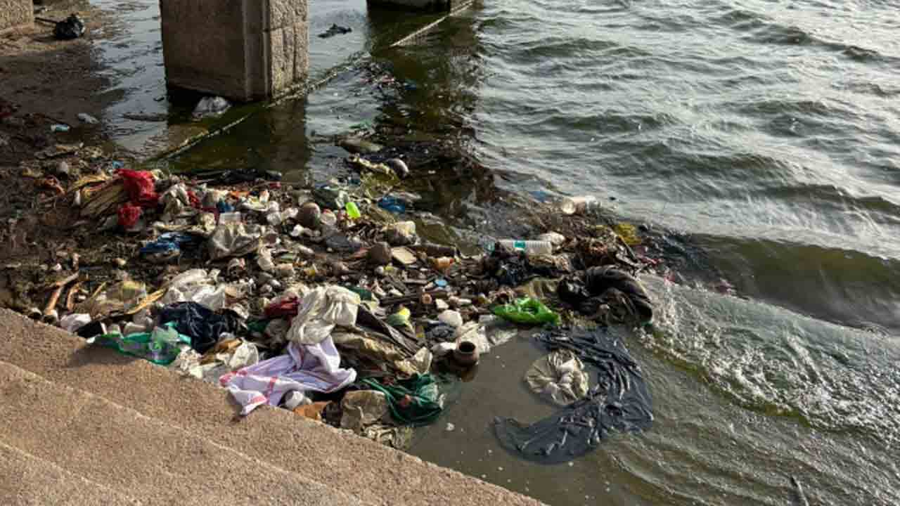 మాసాబ్‌ చెరువులో పెరుగుతున్న వ్యర్థాలు.. చర్యలు తీసుకోవాలంటున్న ప్రజలు