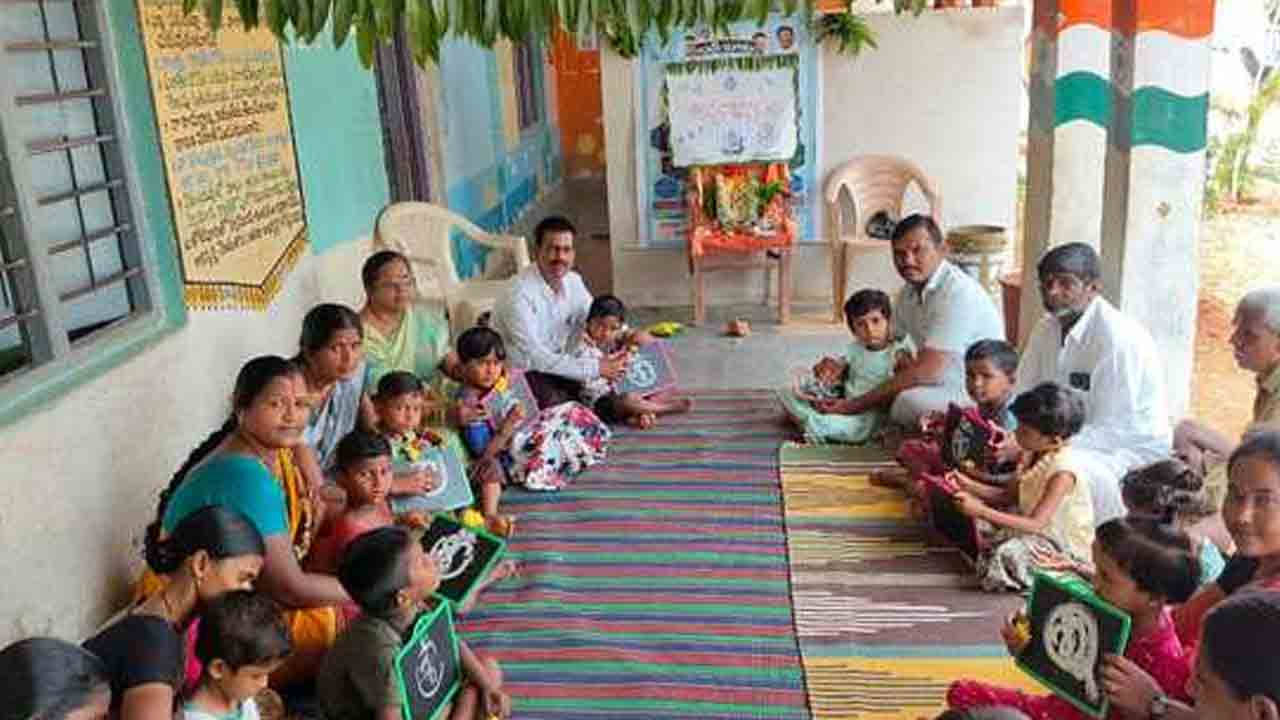 Utkoor | ప్రభుత్వ ప్రాథమిక పాఠశాలలో ఘనంగా సామూహిక అక్షరాభ్యాసం