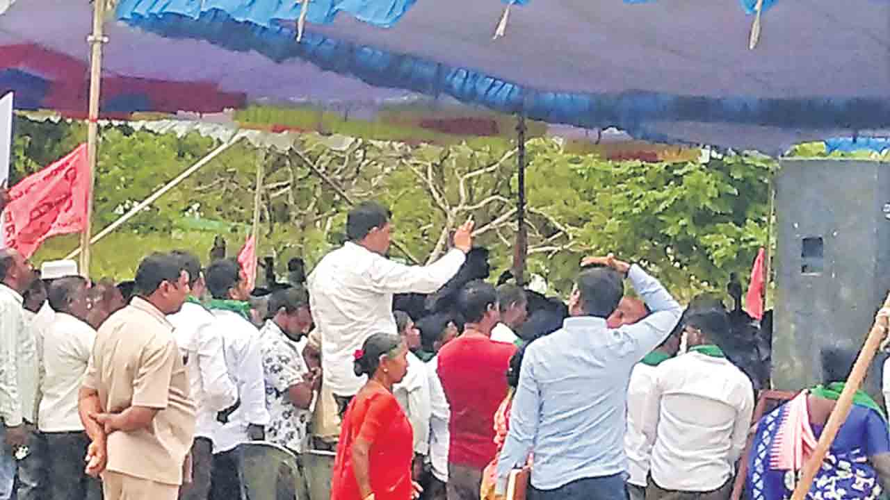 రైతు మహాధర్నాలో షోడో పోలీసులు