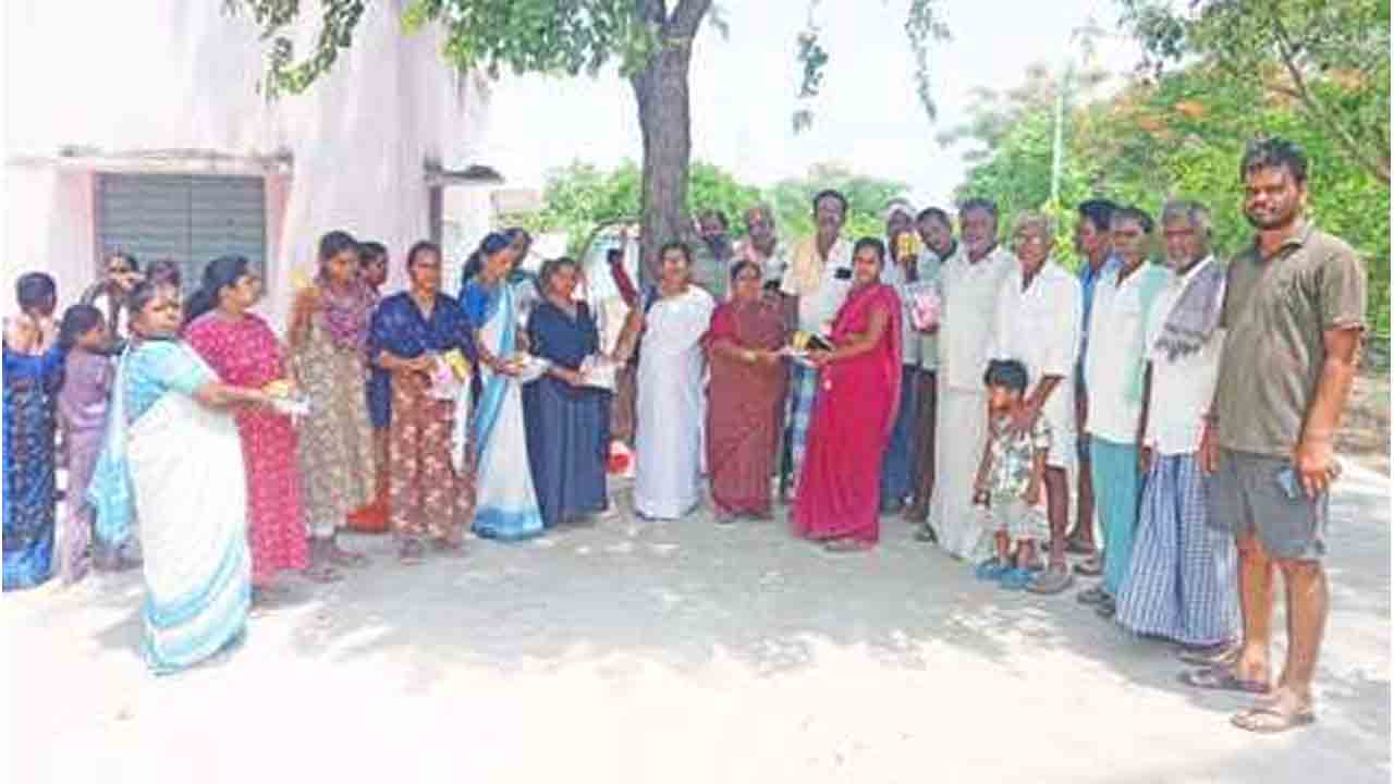 Medical Kits | రాచూర్‌లో గర్భిణులకు మెడికల్ కిట్లు పంపిణీ