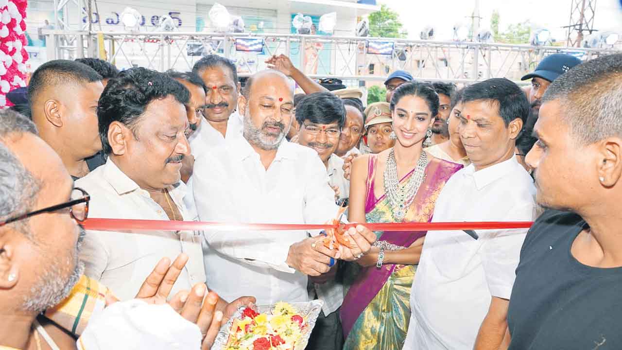 కరీంనగర్‌లో మీనాక్షి సందడి