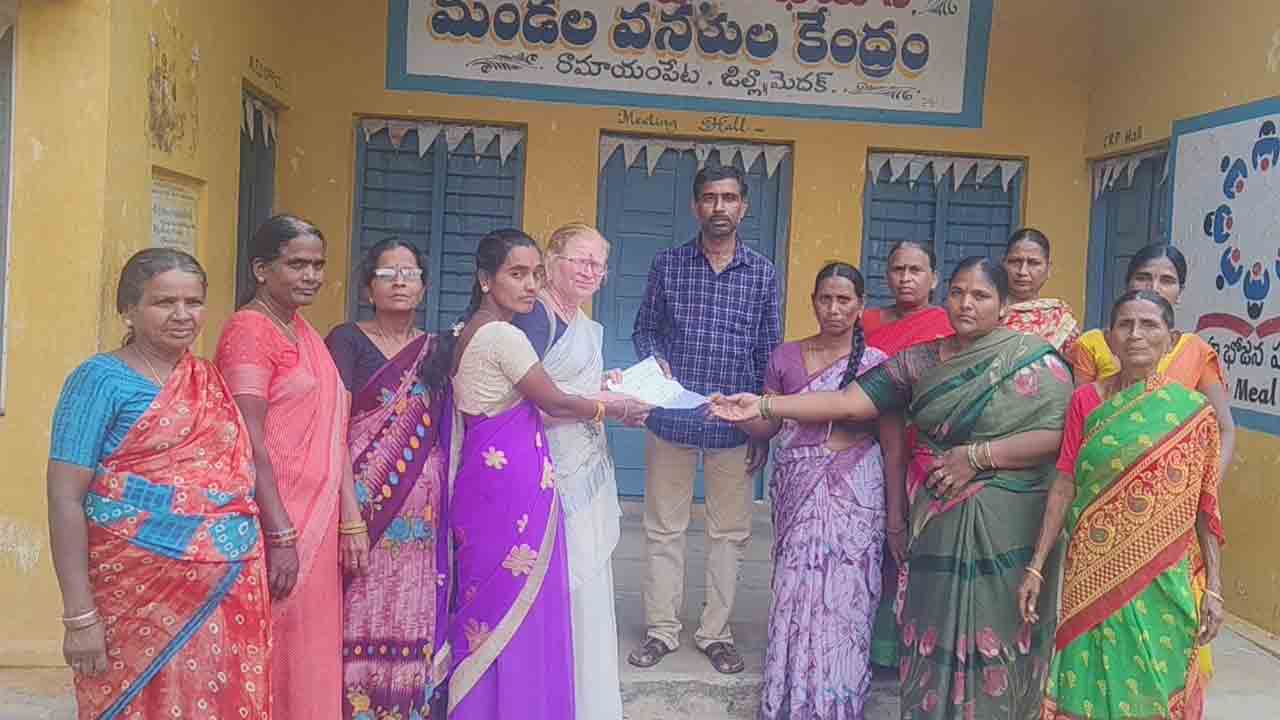 Midday Meal labourers | అప్పులు చేసుకుంటూ వంటలు చేస్తున్నాం.. ఆరు నెలలైనా బిల్లులివ్వరా..?