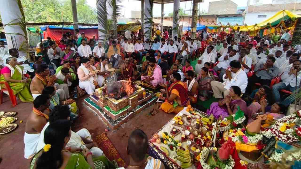 Minister Ponnam Prabhakar Goud | చండీ హోమంలో పాల్గొన్న మంత్రి పొన్నం ప్రభాకర్ గౌడ్