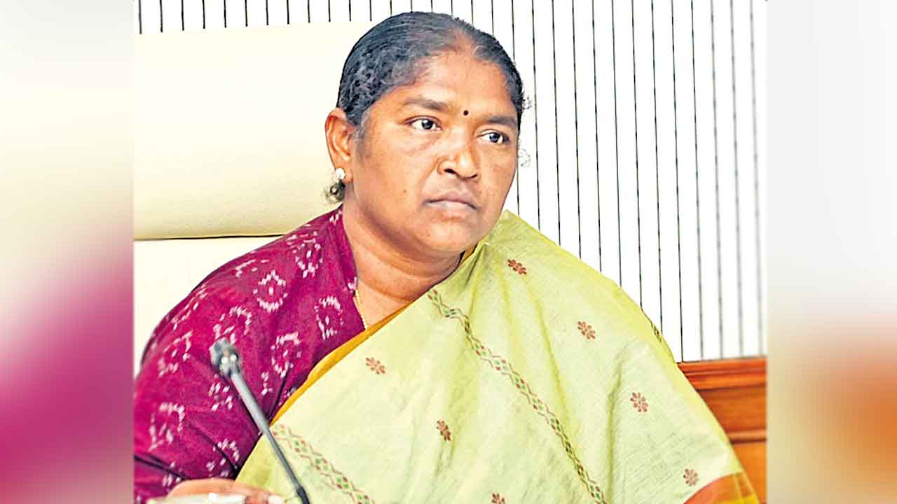 మాజీ నక్సలైట్.. మంత్రి సీతక్కా.. సిగ్గుపడు!