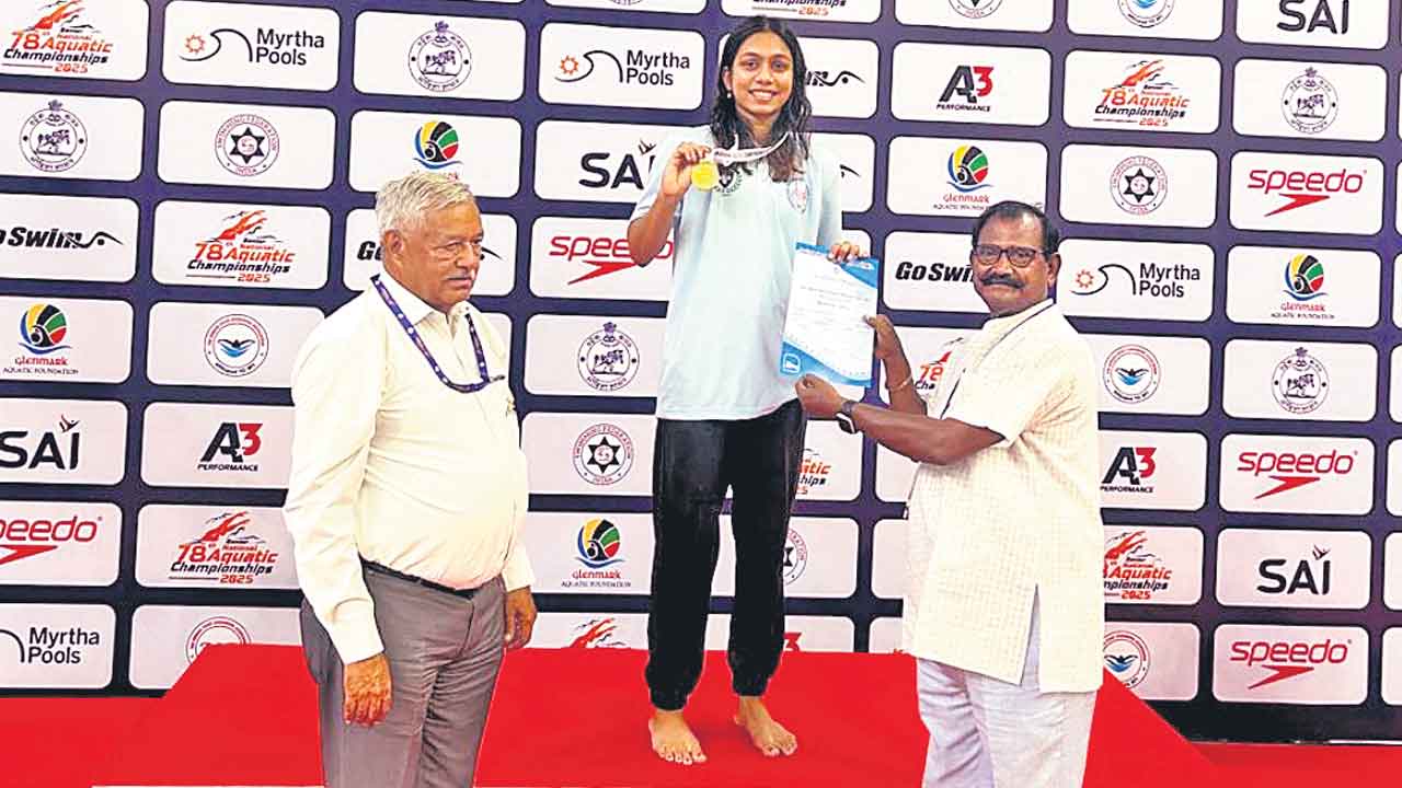 రిత్వికకు పసిడి.. జాతీయ సీనియర్ అక్వాటిక్ టోర్నీ