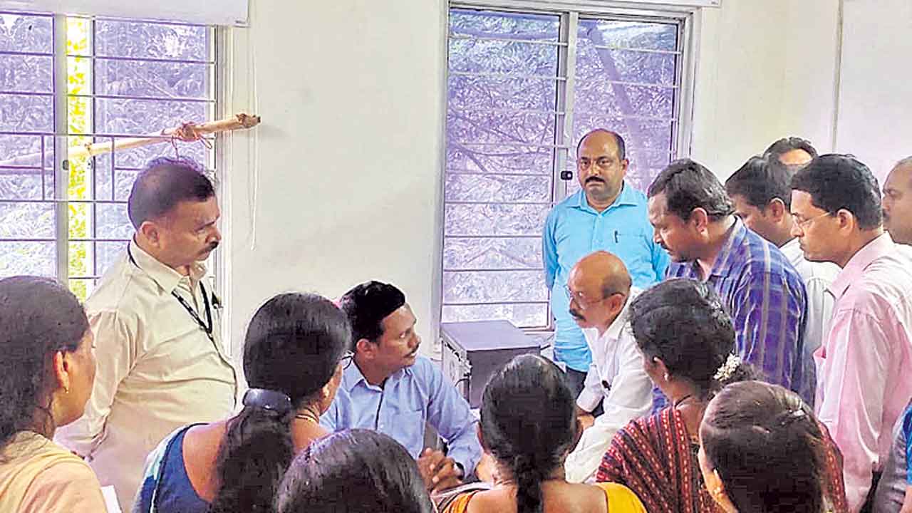 రోడ్డును చూపి అక్రమ నిర్మాణాలు