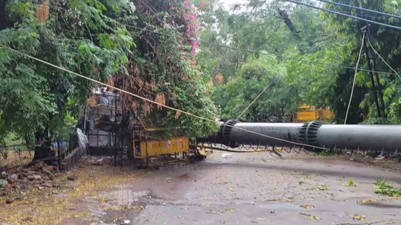 Mobile tower | ఢిల్లీలో ఈదురుగాలికి కూలిన 100 అడుగుల మొబైల్‌ టవర్‌.. Video