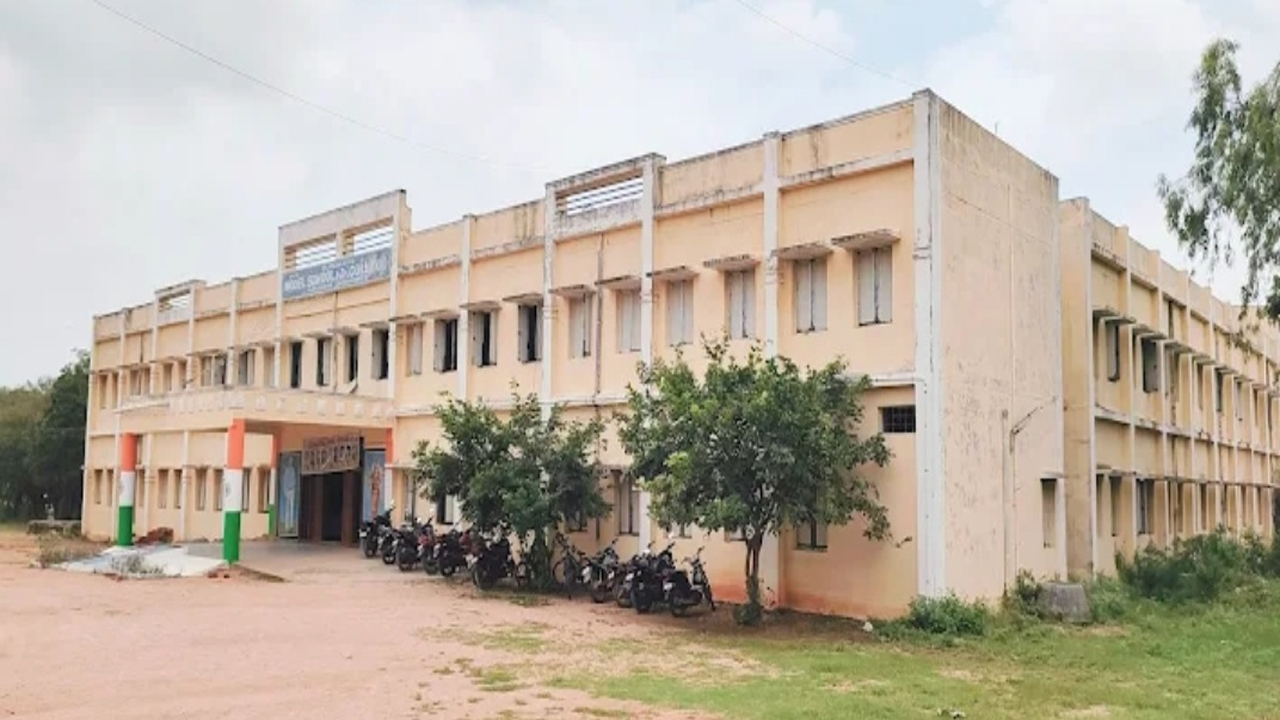 Midday Meal | మోడల్ స్కూల్‌లో మధ్యాహ్న భోజనం వంటను బహిష్కరించిన నిర్వాహకులు..!