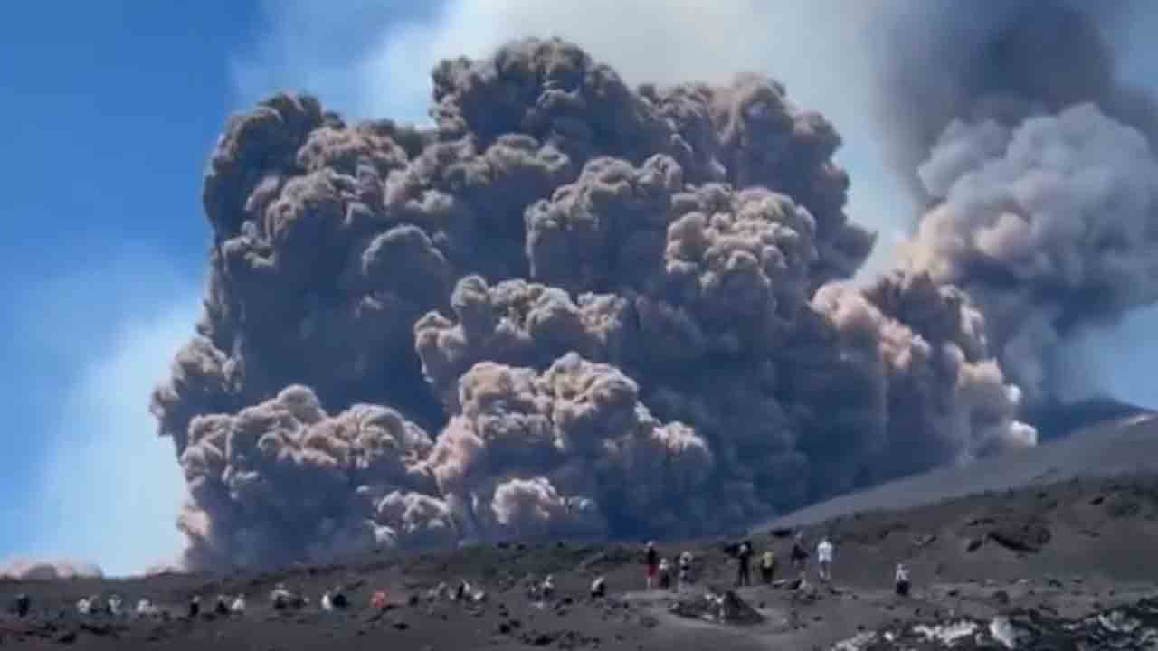 Mount Etna | బద్దలైన మౌంట్ ఎట్నా అగ్నిపర్వతం.. పరుగులు తీసిన పర్యాటకులు.. VIDEO