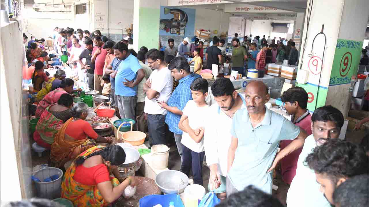 Mrigashira Karte | మృగశిర కార్తె స్పెషల్.. చేపల మార్కెట్లో సందడి.. ఫొటోలు