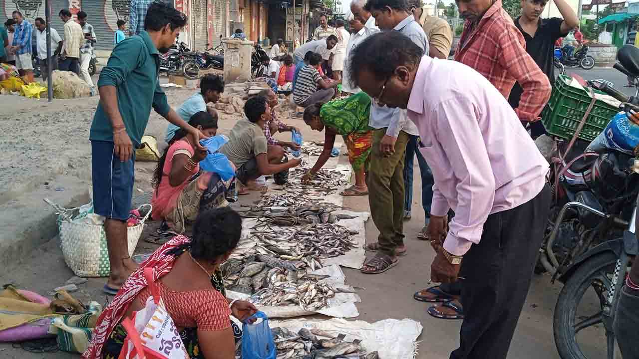 Mrigashira Karte | గోదావరిఖనిలో మృగశిర సందడి.. ఇంటింటా పచ్చి చేపల పులుసు ఘుమఘుమలు