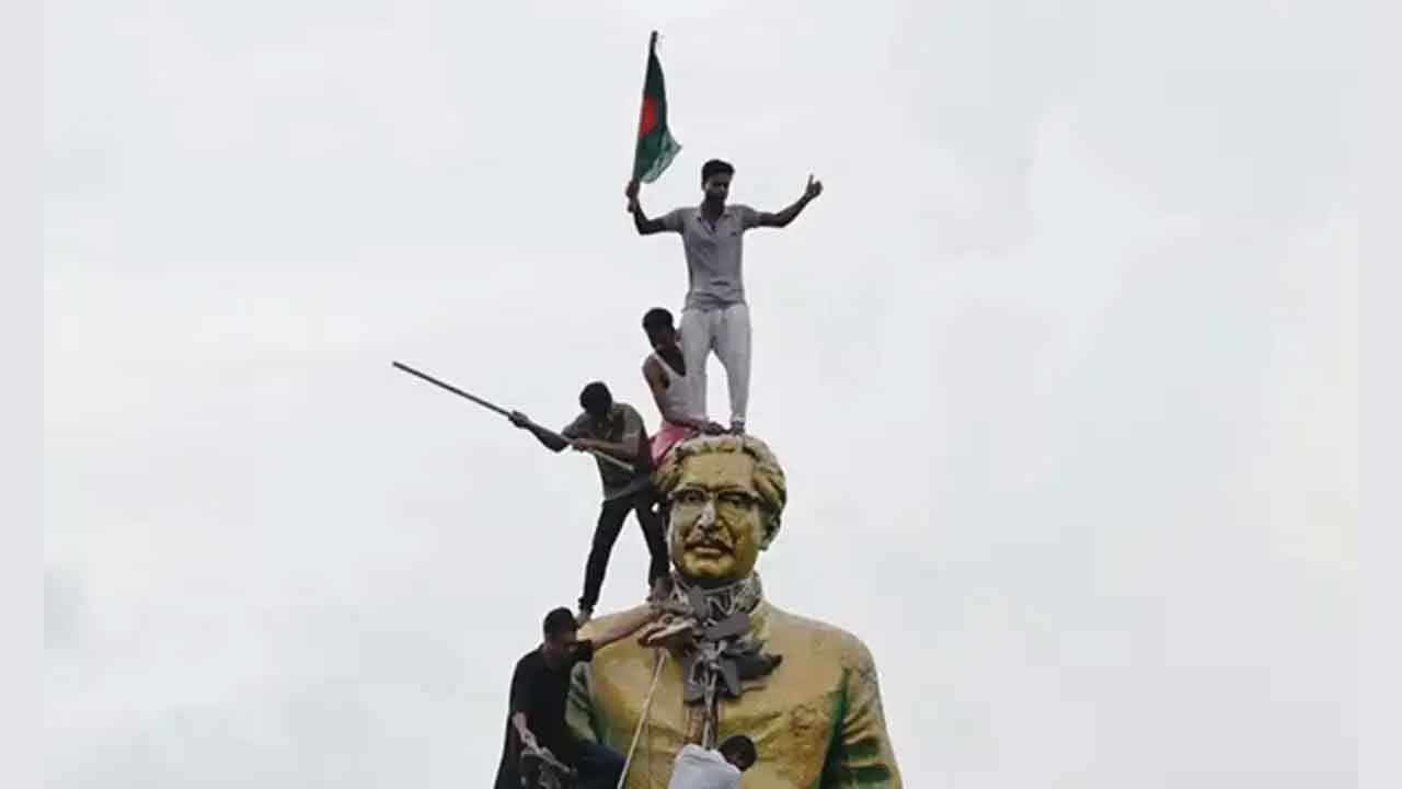 బంగ్లాదేశ్‌ జాతిపితగా ముజిబుర్‌ పేరు తొలగింపు