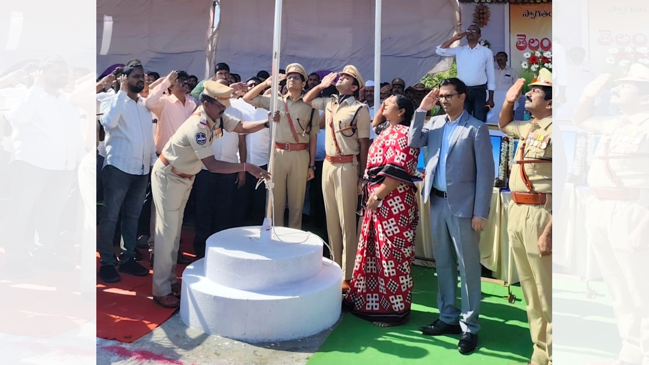 అధికారుల సేవలు మరువలేనివి : రాష్ట్ర అవతరణ వేడుకల్లో మంత్రి సీతక్క