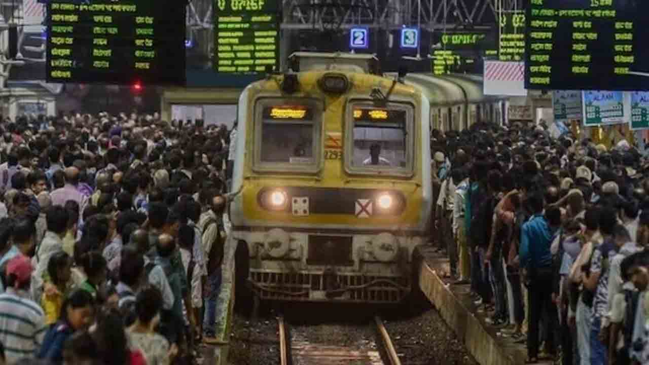 Overcrowded Local Train | రైల్లో నుంచి జారిపడి ఐదుగురు ప్రయాణికులు మృతి