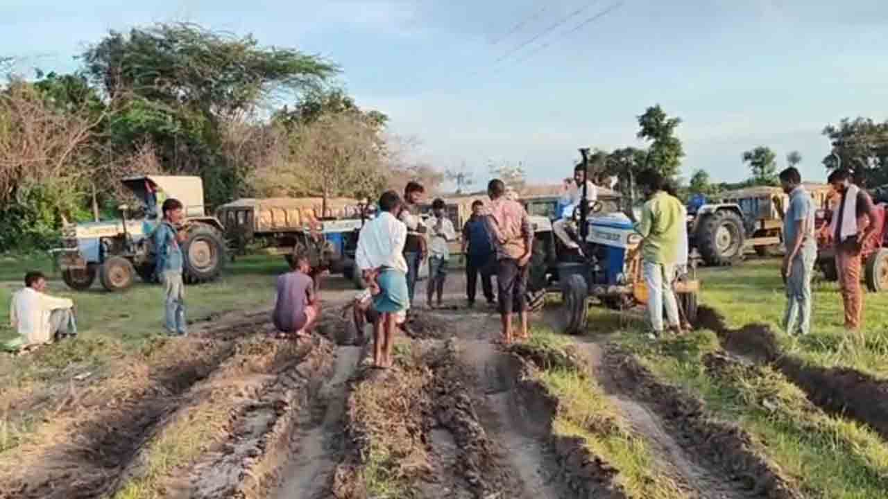 Akeru Vagu | అక్రమంగా తరలుతున్న ఇసుక.. ట్రాక్టర్లను అడ్డుకున్న రైతులు