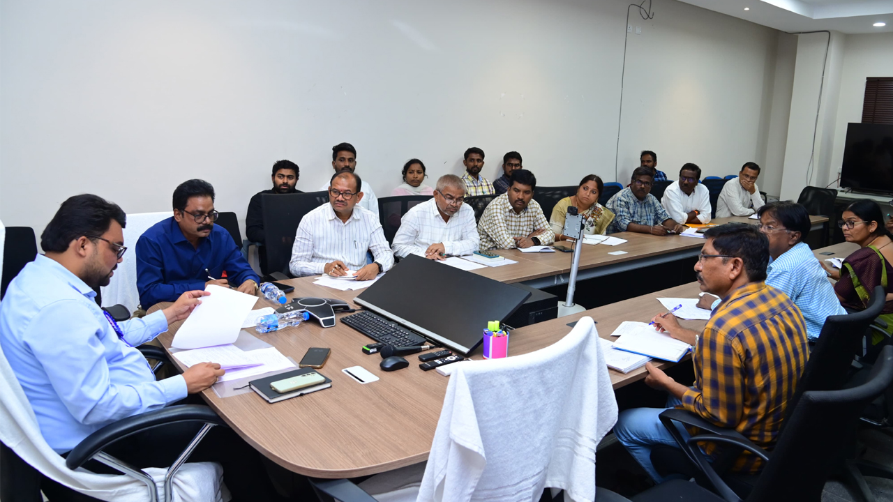 కొండారెడ్డిపల్లి అభివృద్ధి పనులపై కలెక్టర్‌ సమీక్ష