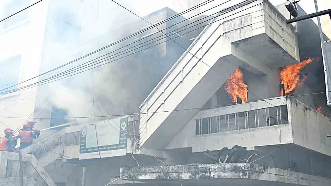 మందుల గోదాంలో భారీ అగ్ని ప్రమాదం