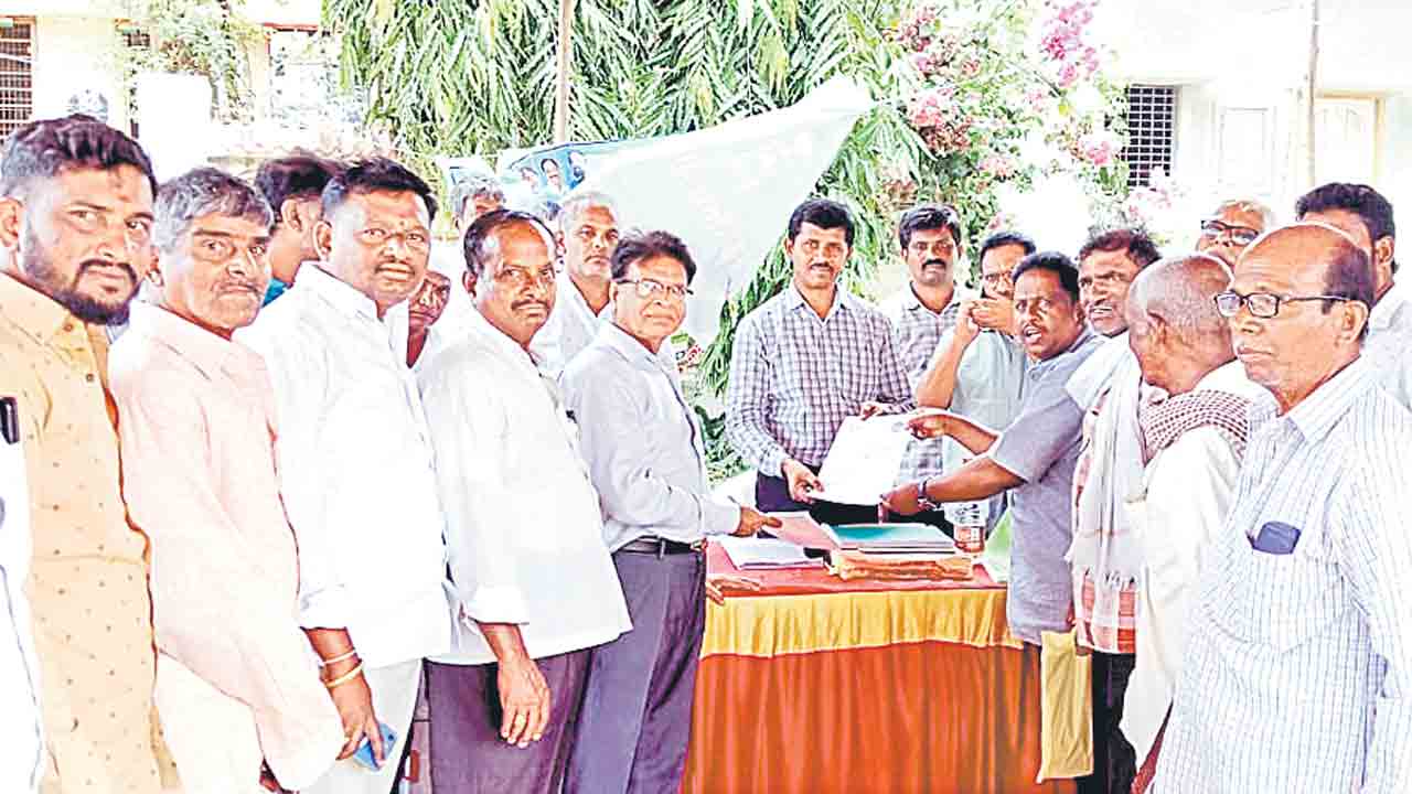 అధికారులతో రైతుల లడాయి..